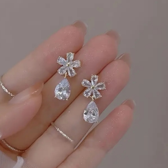 Elegant Flower & Water Drop Stud Earring - Picture 2 of 4